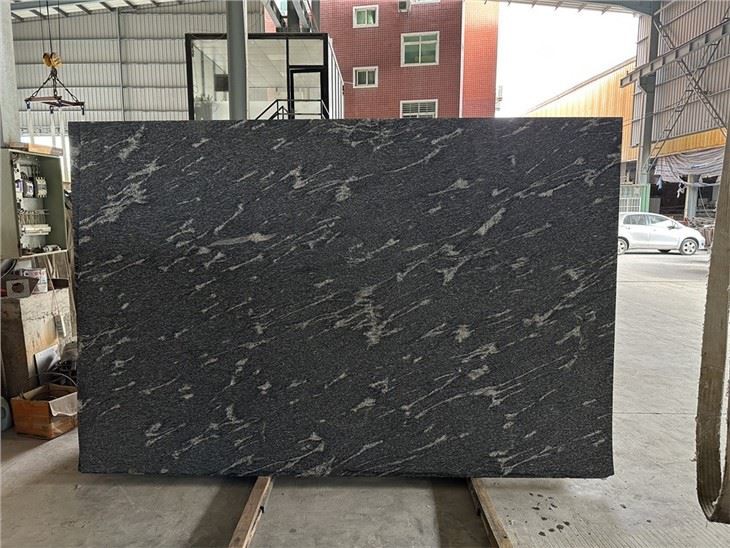 عبر ألواح الجرانيت Lattea Sawncut و Waterjet